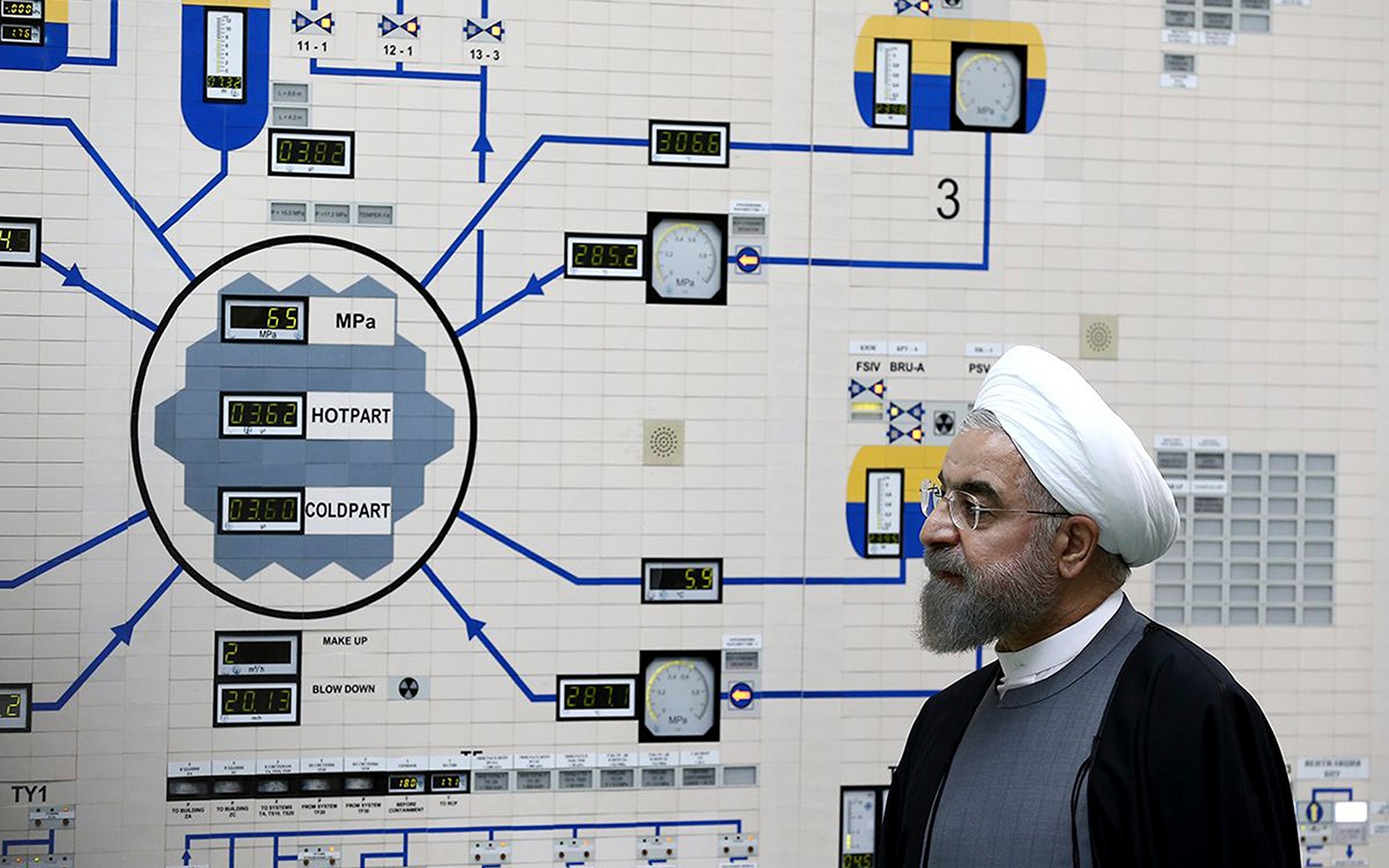 Tổng thống Hassan Rouhani đến thăm nhà máy điện hạt nhân Bushehr năm 2015. Ảnh tư liệu /// Reuters
