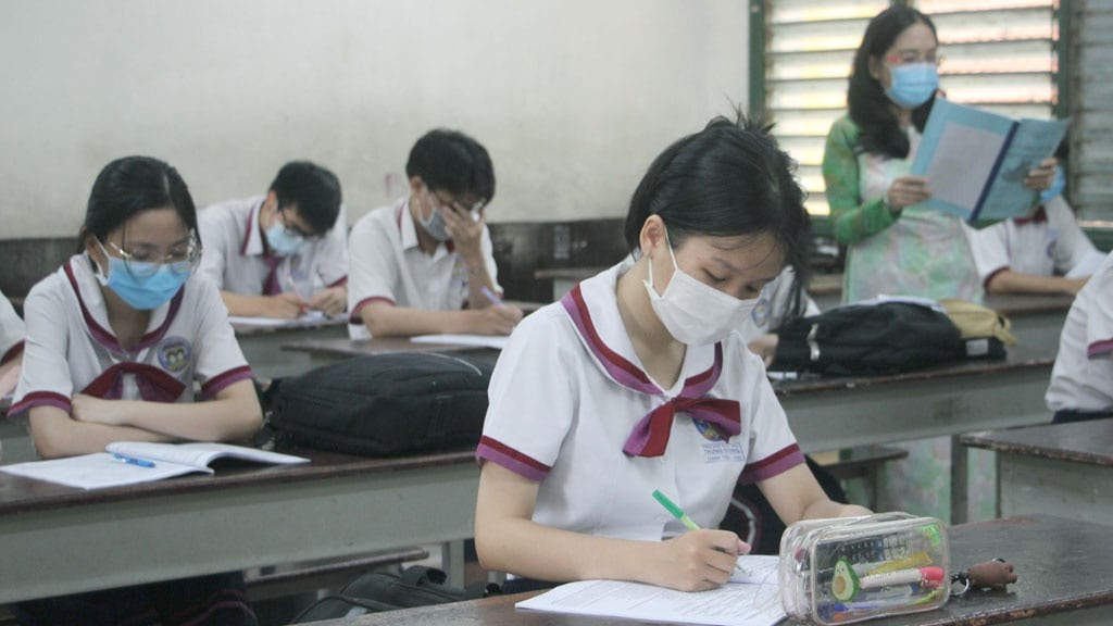 Học sinh lớp 12 Trường THPT Trưng Vương đến trường học tập trung trong điều kiện giãn cách, tách lớp để phòng dịch /// NGUYỄN LOAN