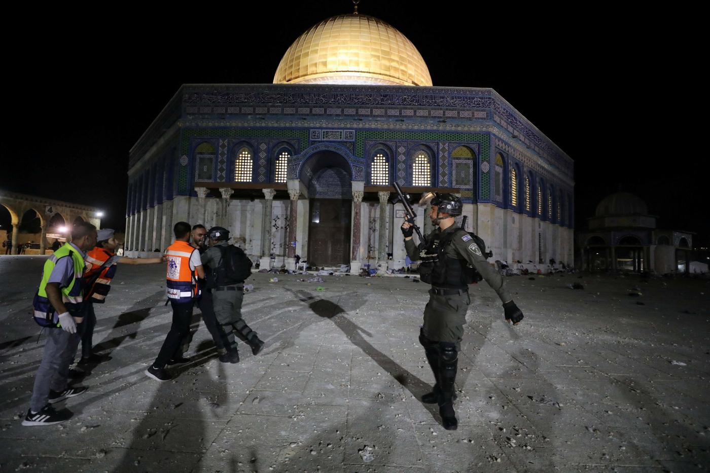 Cảnh sát Israel đụng độ người phản đối Palestine trước nhà thờ vòm đá ở Jerusalem /// Reuters