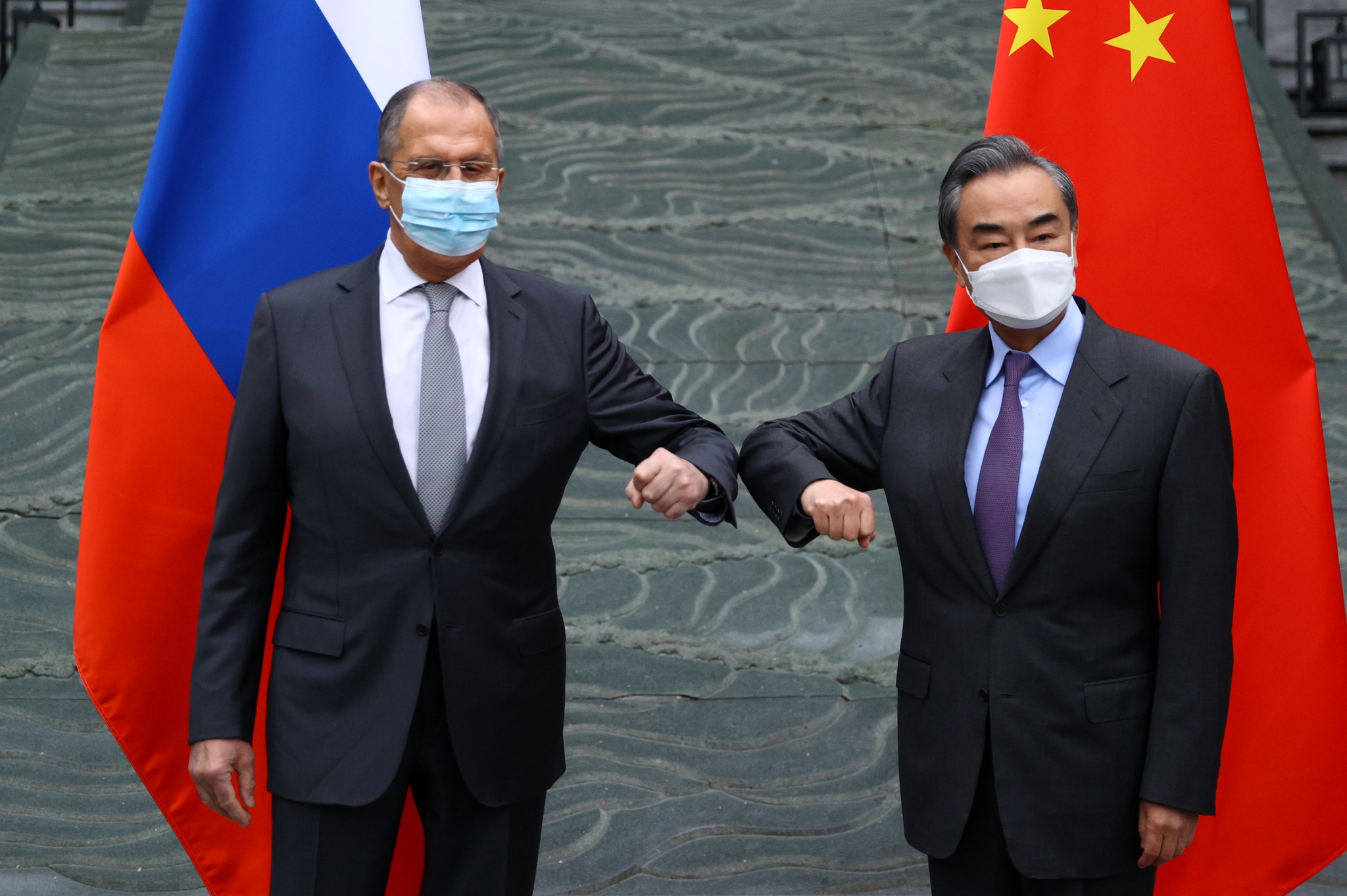 Ngoại trưởng Nga Sergei Lavrov đứng bên Ngoại trưởng Trung Quốc Vương Nghị. Ảnh tư liệu /// Reuters