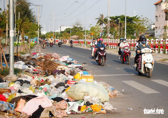 Đường Sài Gòn đâu phải bãi rác, rác ở đâu cứ mọc ra đống đống? - Ảnh 2.