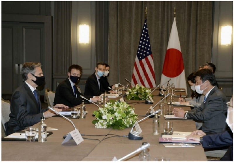 Ngoại trưởng Nhật Bản Toshimitsu Motegi (phải) và Ngoại trưởng Mỹ Antony Blinken tại cuộc gặp ở London ngày 3.5 /// Chụp màn hình Kyodo News