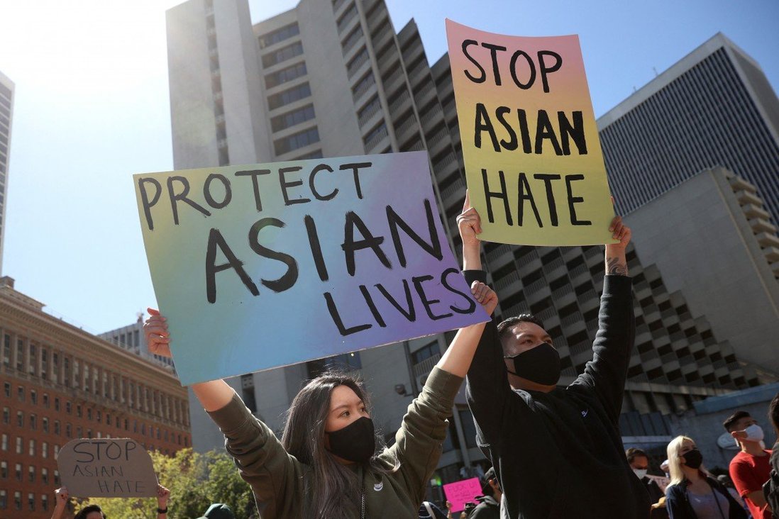 Nhiều người biểu tình thể hiện sự đoàn kết với người Mỹ gốc Á trong cuộc tuần hành hồi tháng 3 ở San Francisco, California /// AFP