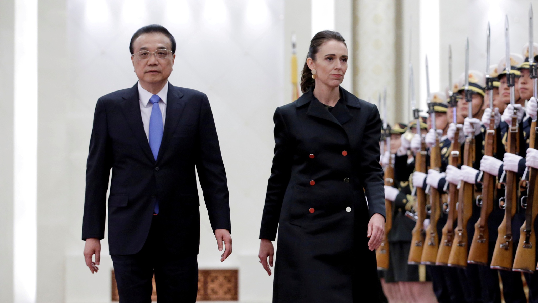 Thủ tướng Trung Quốc Lý Khắc Cường tiếp Thủ tướng New Zealand Jacinda Ardern tại Bắc Kinh hồi năm 2019 /// Reuters