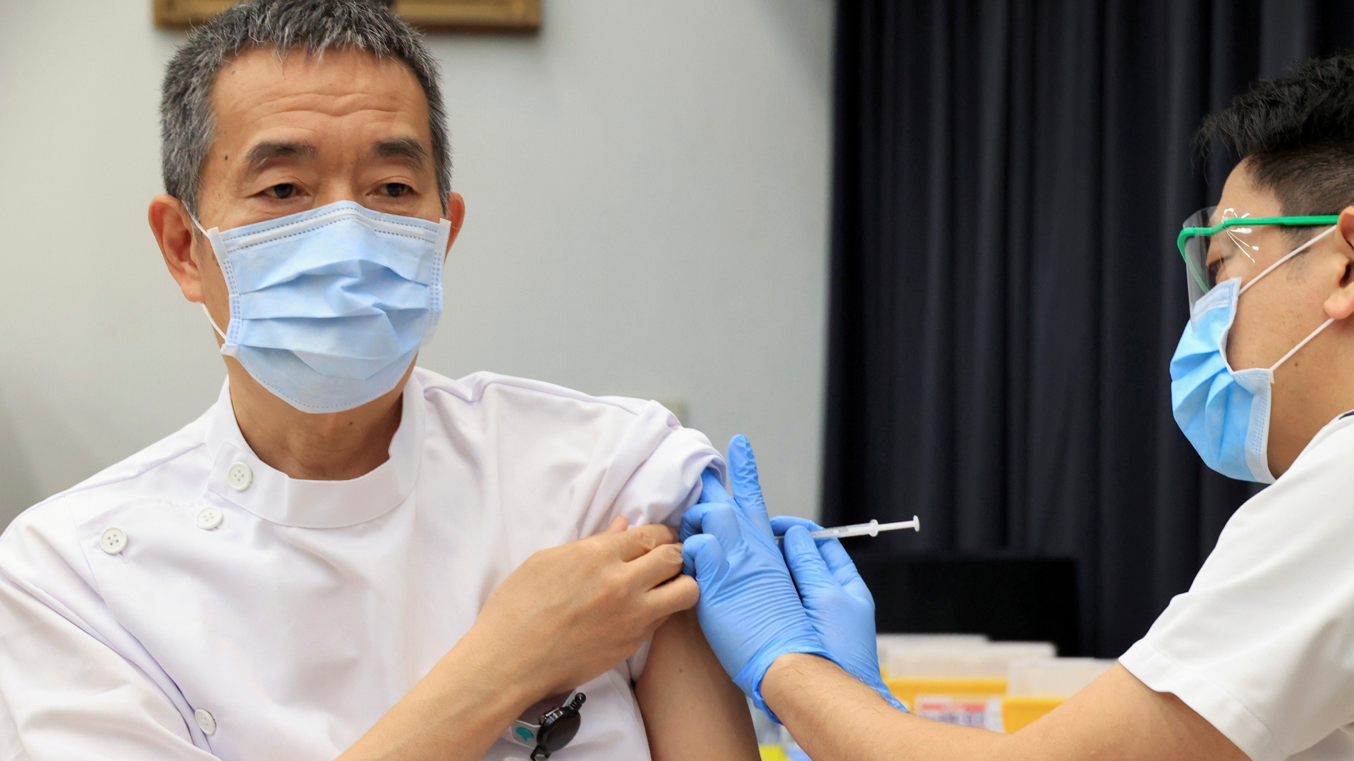 Một giám đốc bệnh viện ở Tokyo được tiêm vắc xin Covid-19 /// Reuters