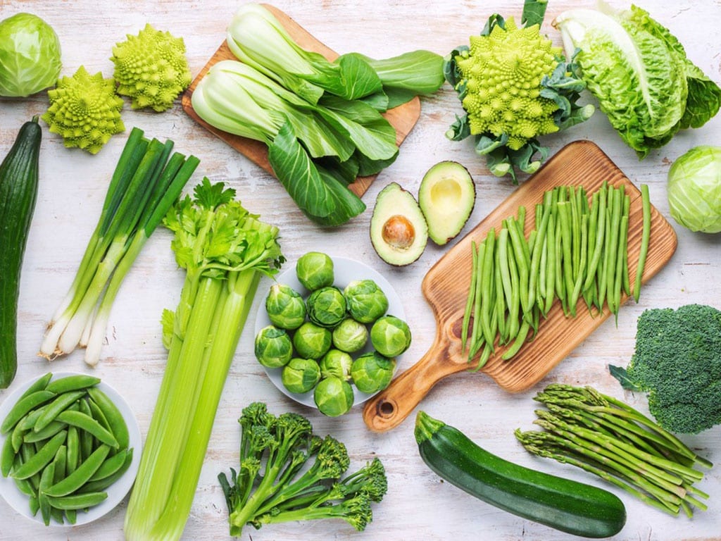 Thời tiết oi bức nên ăn uống nhiều rau xanh, nước hoa quả và các loại ngũ cốc /// Shutterstock