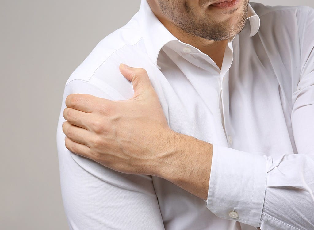 Một trong những dấu hiệu là đau lan sang cánh tay trái hoặc phải, hoặc cổ, hàm, lưng hoặc bụng /// Shutterstock