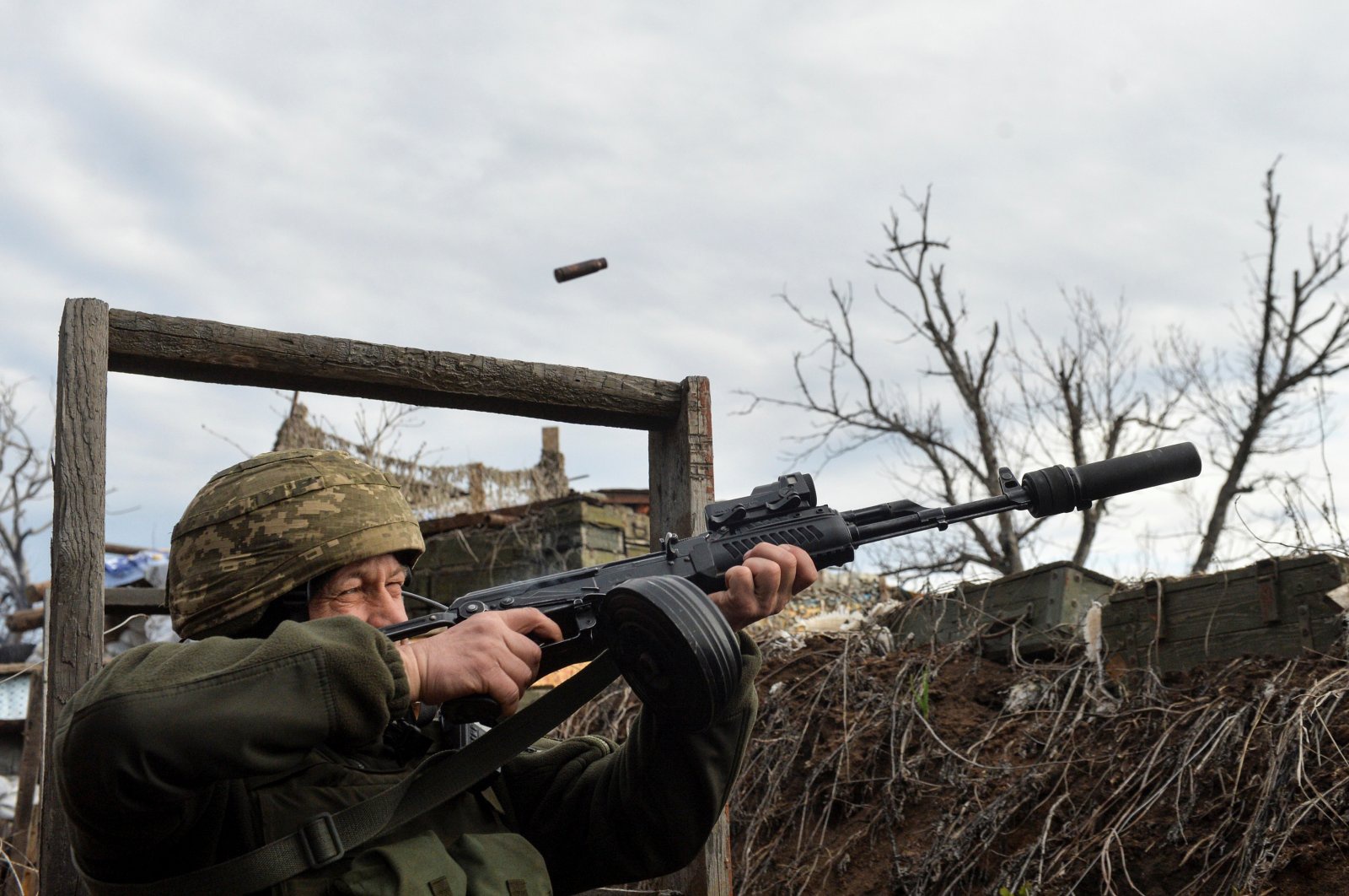 Một lính nghĩa vụ Ukraine nổ súng cố gắng bắn hạ một thiết bị bay điều khiển từ xa gần Donetsk /// Reuters