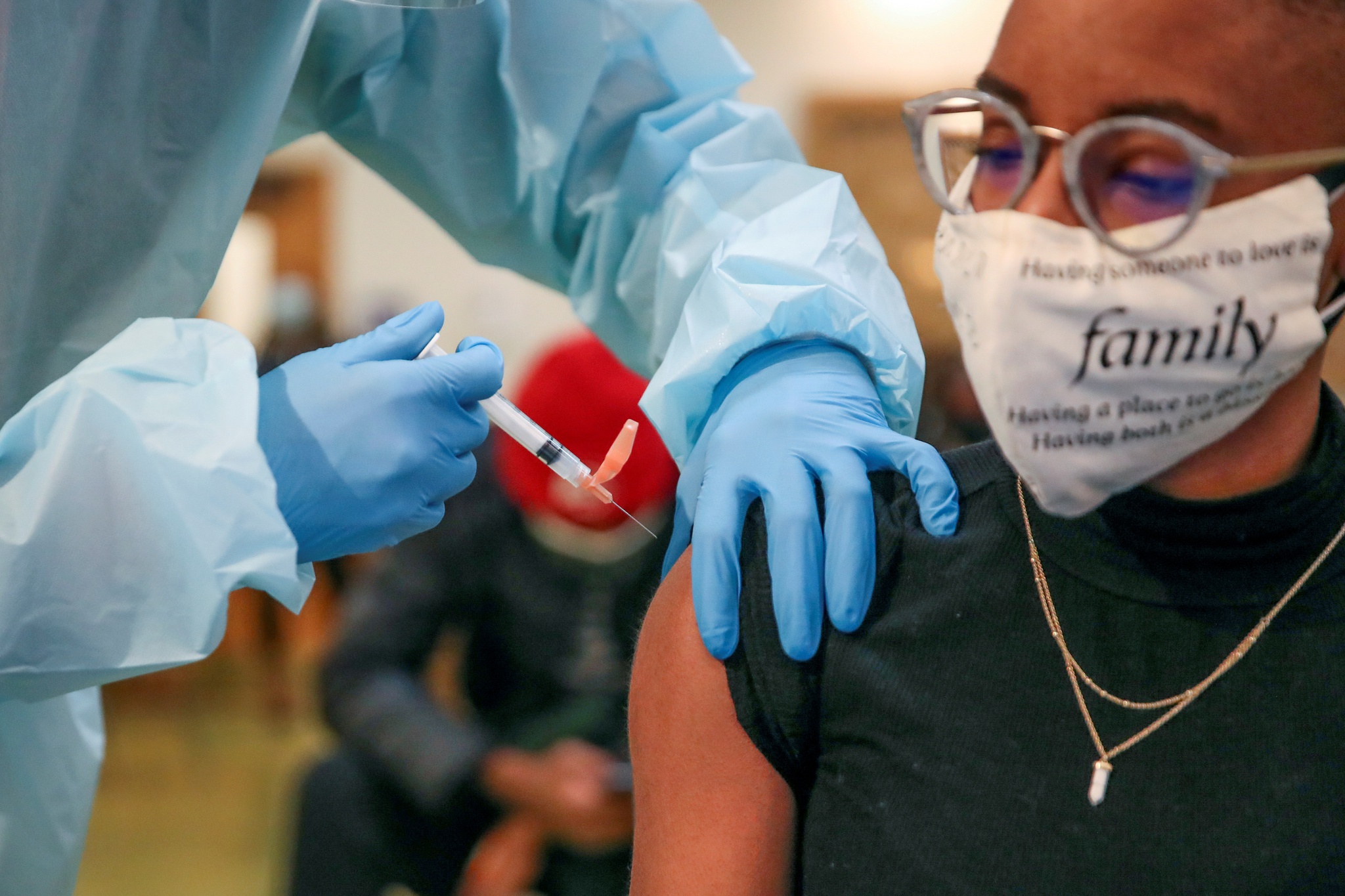 Mặc dù được đánh giá là cần thiết nhưng việc tiêm nhắc vắc xin có thể gây khó khăn cho nỗ lực chống Covid-19 trên toàn cầu /// Ảnh: Reuters