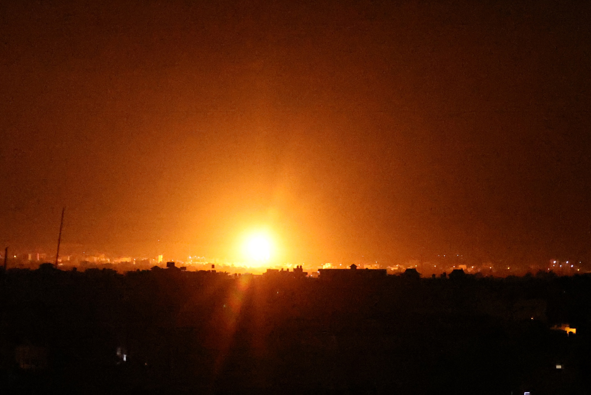 Xung đột tái bùng phát, Israel không kích nhiều mục tiêu tại Dải Gaza - ảnh 1