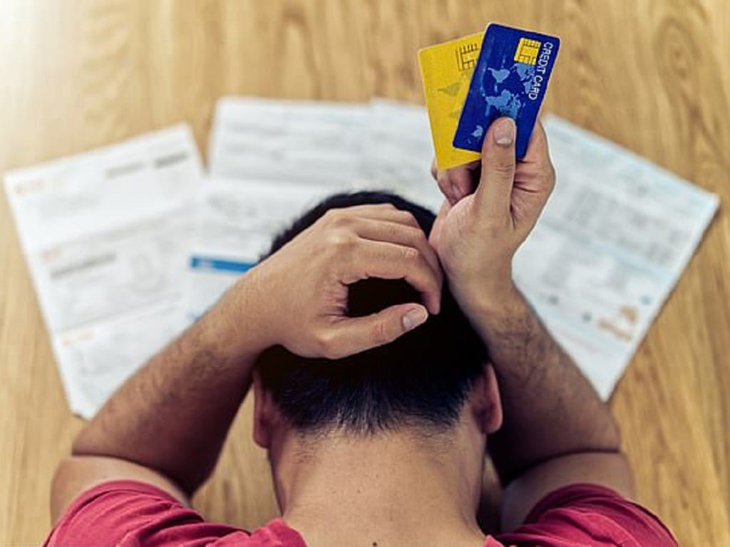 Thiếu thốn, lo lắng tiền bạc ở tuổi trung niên có thể gây ra những cơn đau nhức khi về già /// Shutterstock