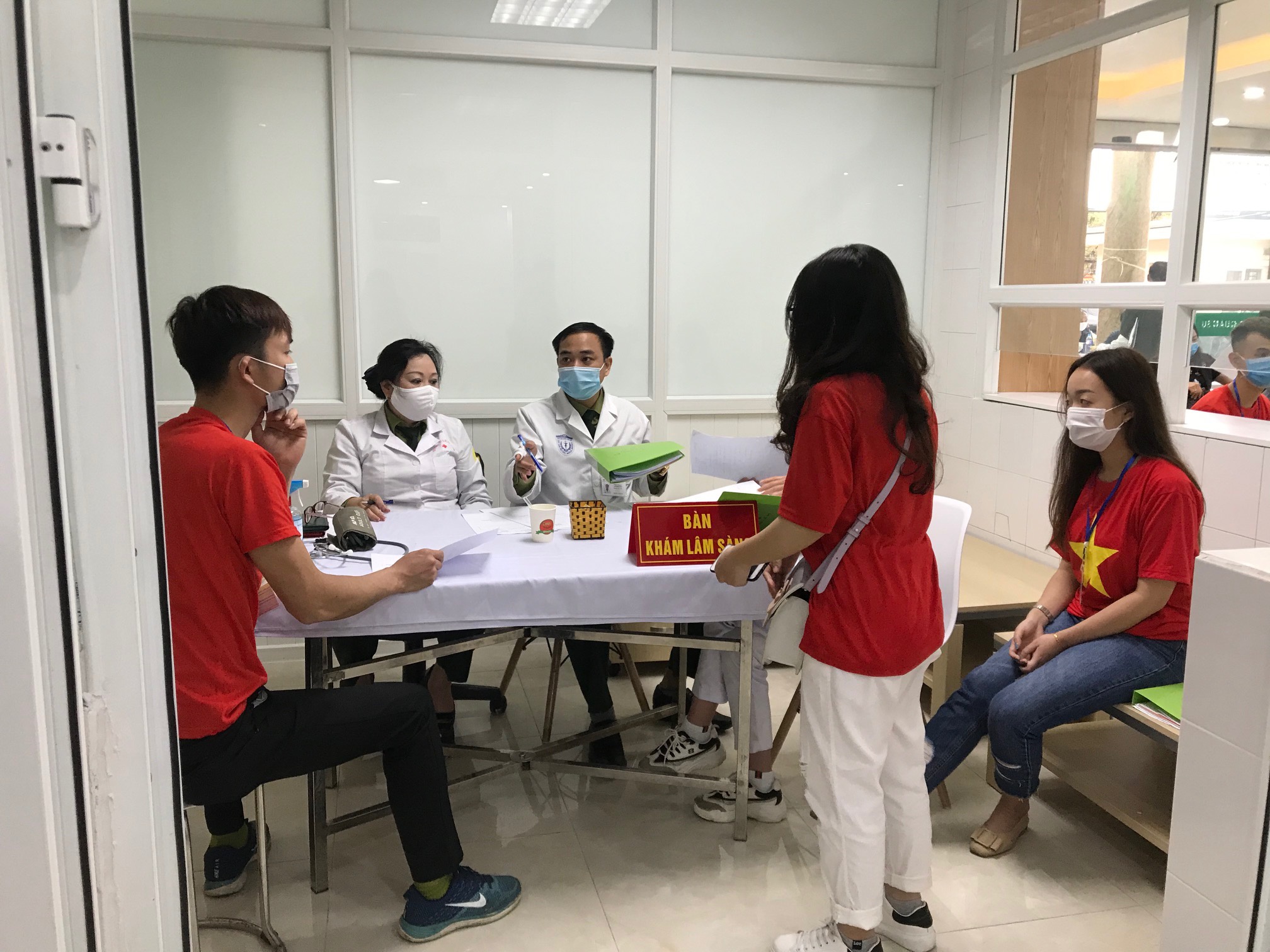 Các tình nguyện viên đăng ký tiêm thử nghiệm vắc xin Covid-19 “made in Vietnam” /// Ảnh: Liên Châu