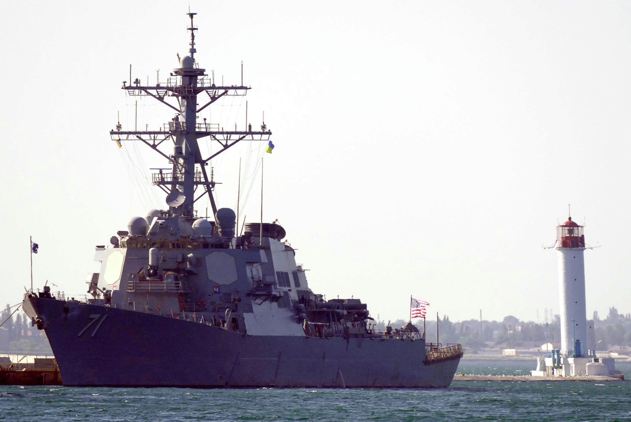Tàu khu trục mang tên lửa dẫn đường USS Ross cập cảng Odessa, Ukraine để tham gia tập trận Sea Breeze /// Ảnh: Reuters