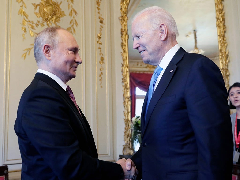 Hai nhà lãnh đạo Nga - Mỹ đã có cuộc gặp đầu tiên ở Thụy Sĩ /// Ảnh: AFP