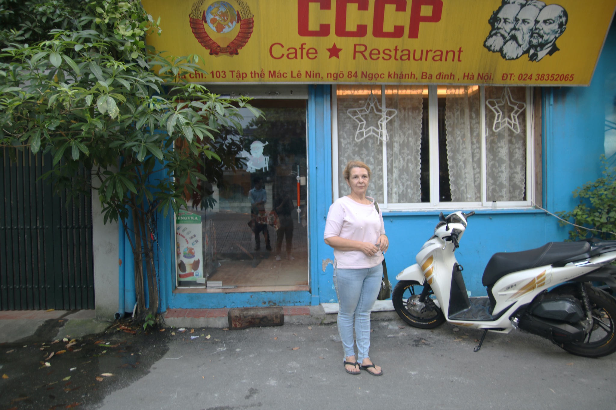 Xúc động người phụ nữ Ukraine 20 năm chăm chồng đột quỵ: 