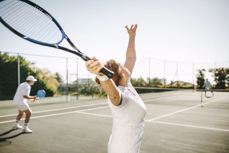 Tuổi trung niên, ngoài việc ăn uống lành mạnh, cũng phải tập thể dục, chơi thể thao phù hợp với sức khỏe của mình /// Ảnh: Shutterstock
