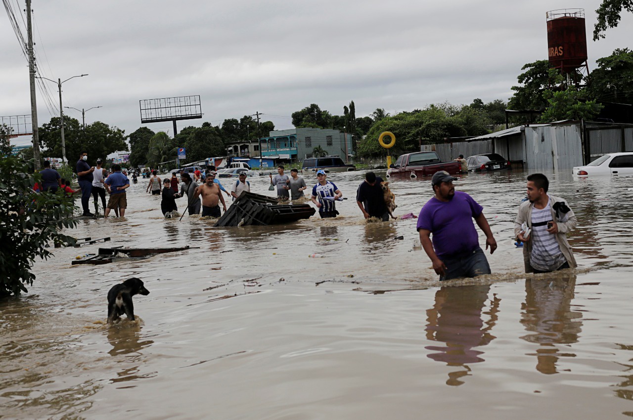 Người dân lội nước lũ sau trận bão Eta ở Honduras hồi tháng 11.2020 /// Reuters