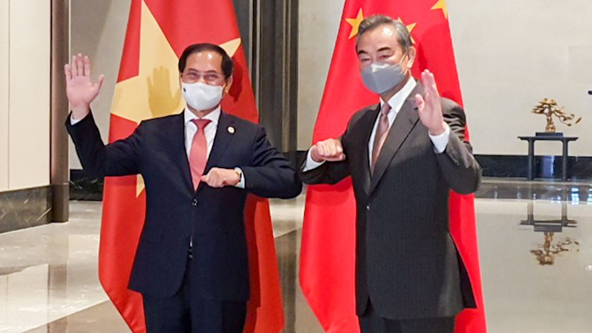 Bộ trưởng Ngoại giao Bùi Thanh Sơn (trái) gặp gỡ Ngoại trưởng Trung Quốc Vương Nghị /// TTXVN