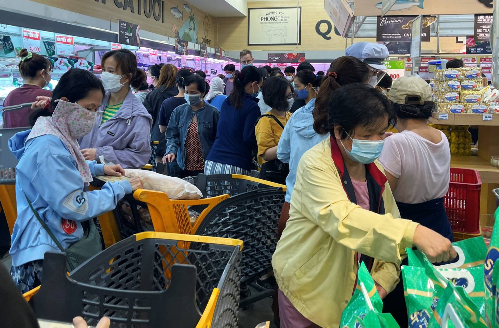 Người dân mua sắm tại một siêu thị ở Q.Gò Vấp, TP.HCM trước thời điểm giãn cách xã hội /// Ảnh: Nguyên Vũ
