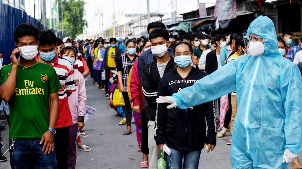 Người dân tại Phnom Penh xếp hàng chờ tiêm vắc xin /// AFP