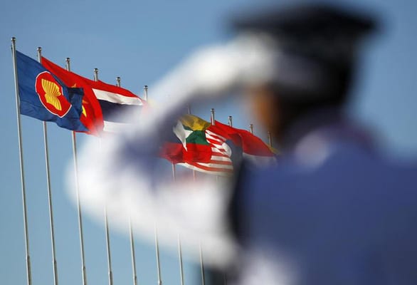 ASEAN và Trung Quốc cam kết cùng xử lý vấn đề Biển Đông - Ảnh 1.