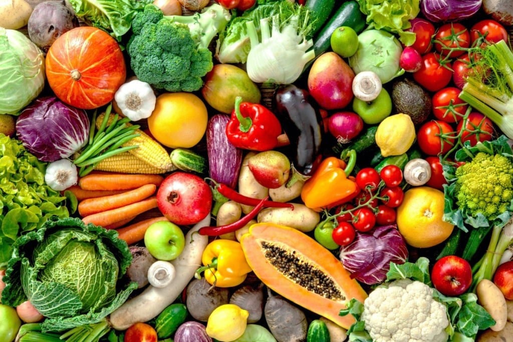 Những người có chế độ ăn giàu thực vật (rau, củ, quả, hạt và chất béo lành mạnh, hạn chế lượng thịt) sẽ giảm nguy cơ mắc Covid-19 nặng đến 73% /// Ảnh: Shutterstock