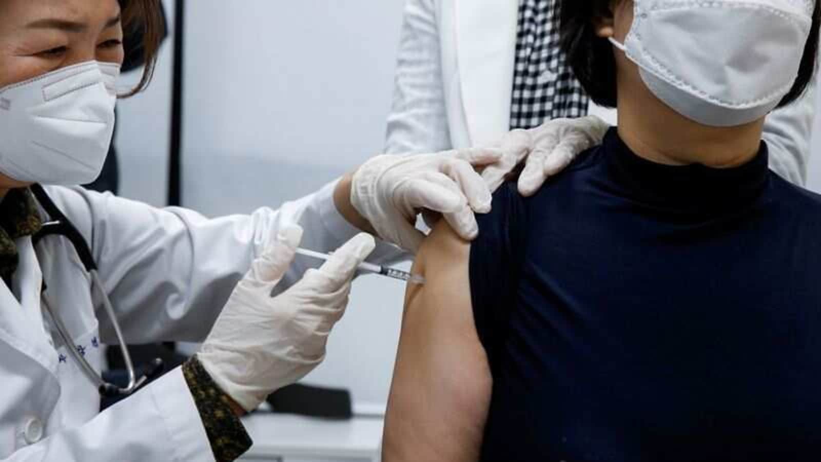 Một người được tiêm vắc xin AstraZeneca tại Seoul /// Reuters