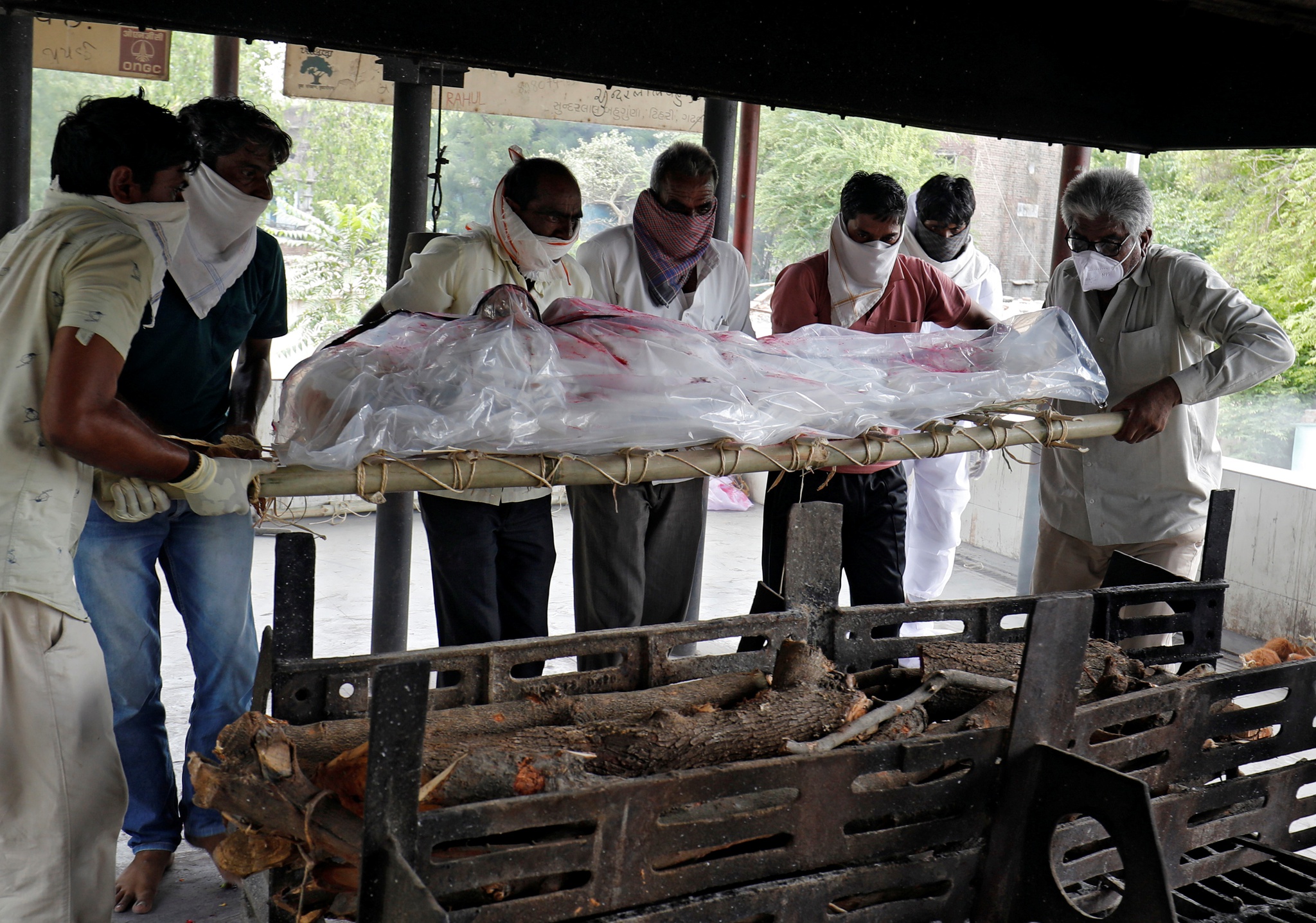 Một số người chuẩn bị hỏa táng người thân chết vì Covid-19 ở thành phố Ahmedabad, Ấn Độ ngày 10.6 /// Reuters