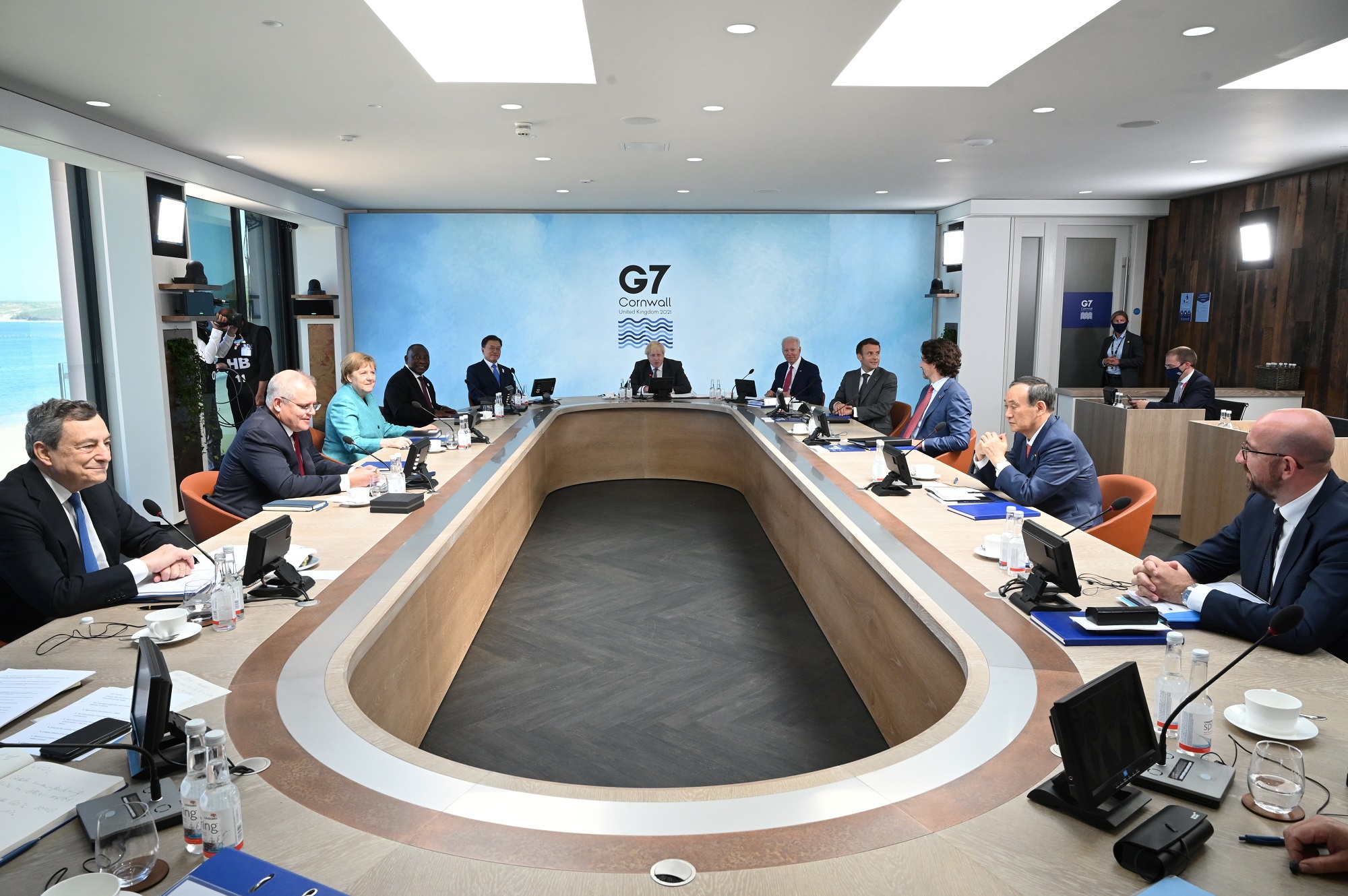 Thủ tướng Nhật Bản Suga Yoshihide (thứ 2 từ phải) cùng các nhà lãnh đạo khác tại hội nghị thượng đỉnh G7 ở Anh ngày 12.6 /// Reuters