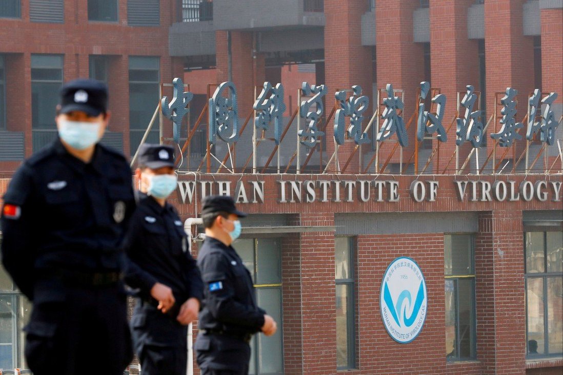 Nhân viên an ninh bên ngoài Viện Virus học Vũ Hán /// Reuters