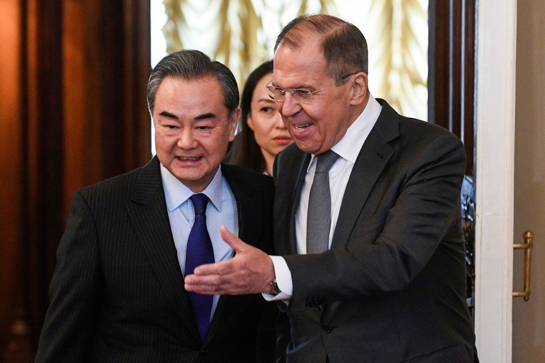 Ngoại trưởng Trung Quốc Vương Nghị và người đồng cấp Nga Sergei Lavrov (phải) /// AFP