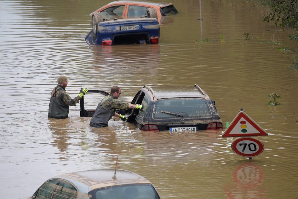 Các binh sĩ Đức tìm kiếm người mất tích trong xe hơi bị ngập trên đường tại vùng Erftstadt /// AFP
