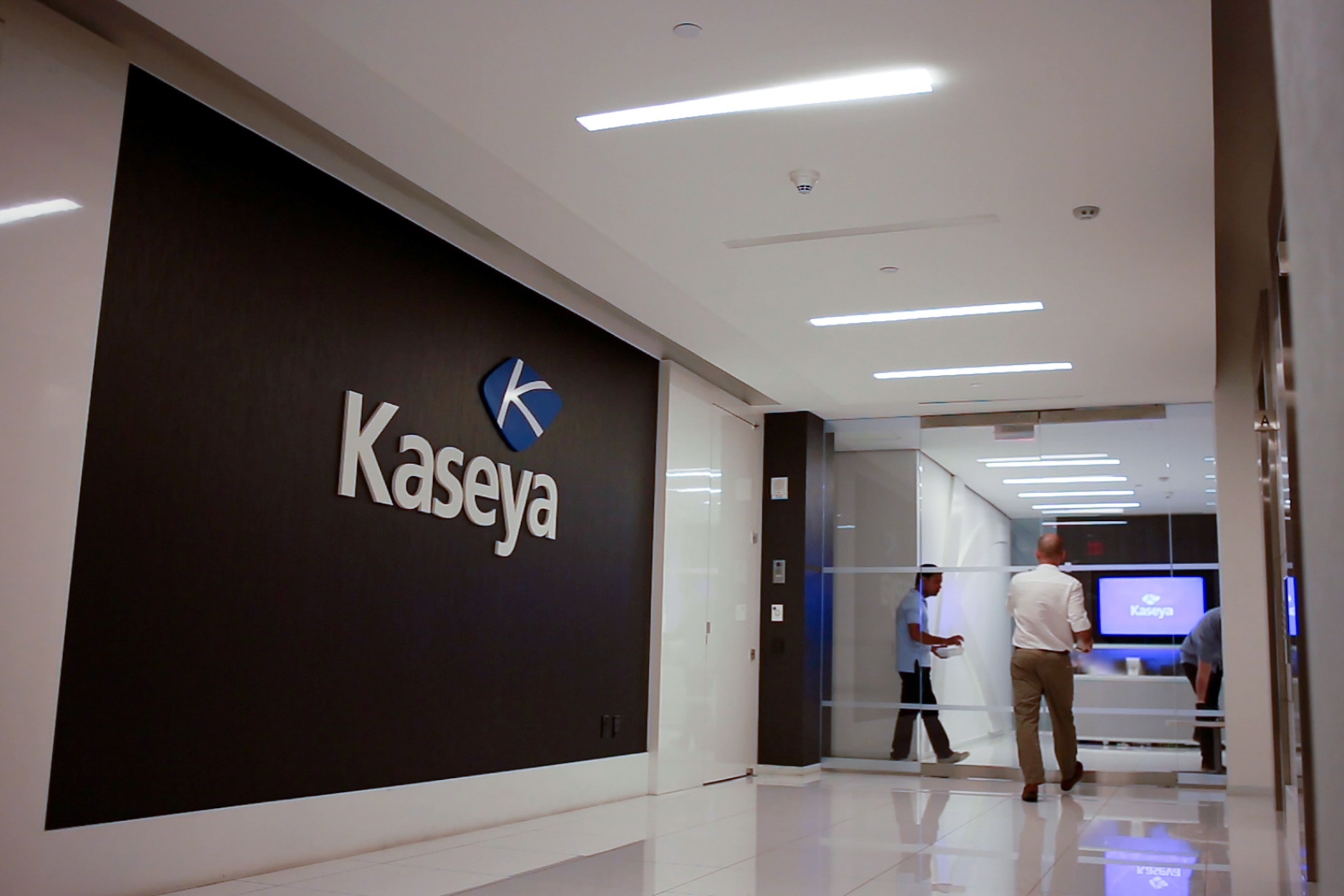 Nhân viên tại trụ sở Kaseya tại bang Florida, Mỹ /// Ảnh: Reuters