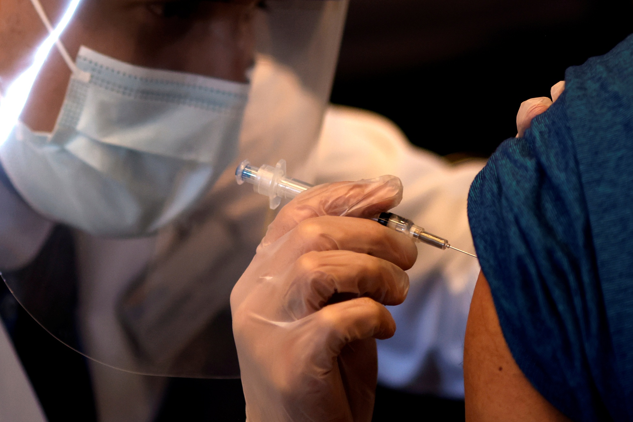 Một bệnh nhân đang được tiêm vắc xin Johnson & Johnson tại bang Illinois, Mỹ /// Ảnh: Reuters