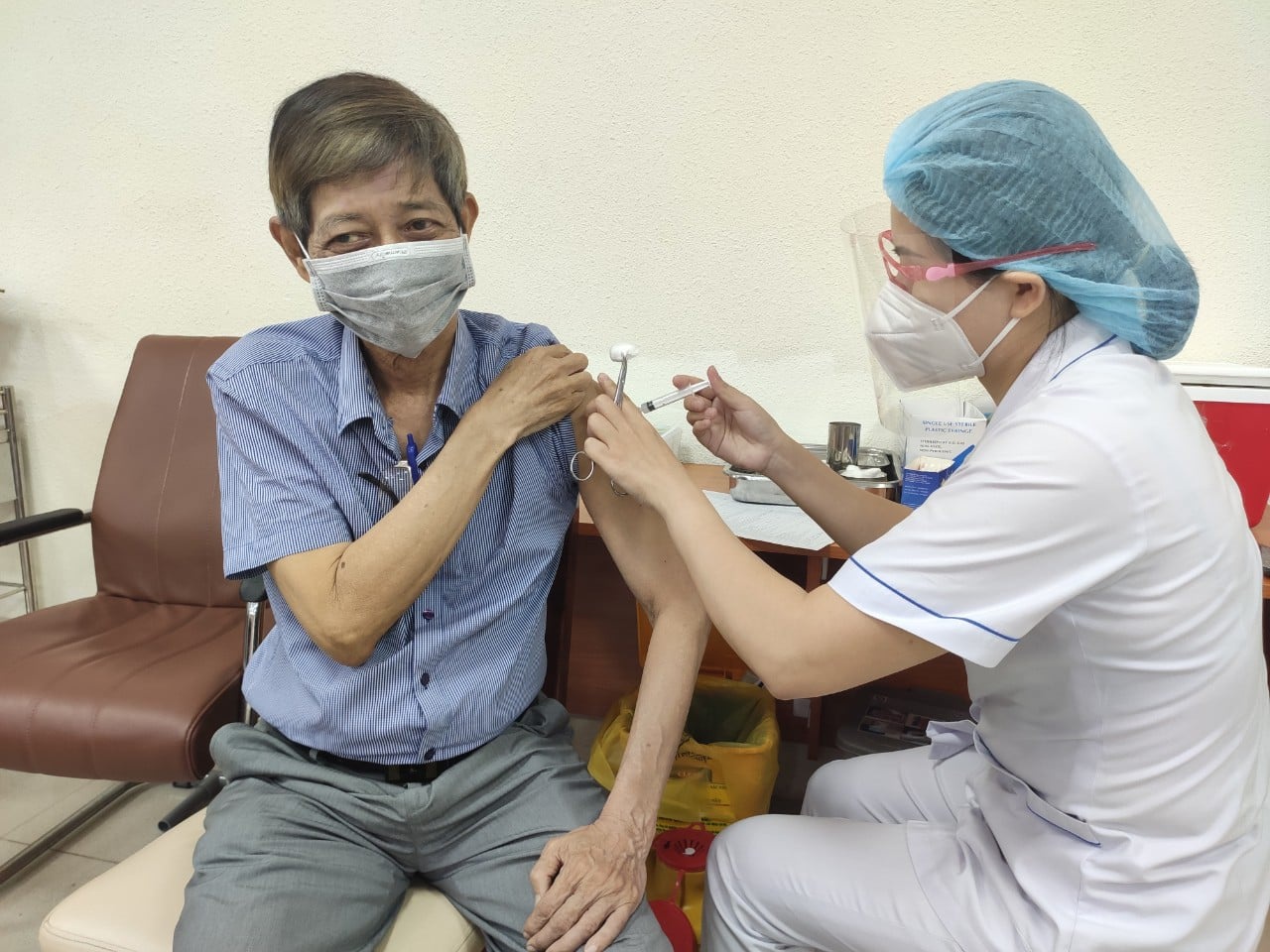 TP.HCM tăng lên 1.000 bàn tiêm vắc xin Covid-19, mỗi bàn tiêm ít nhất 300 người/ngày - ảnh 1