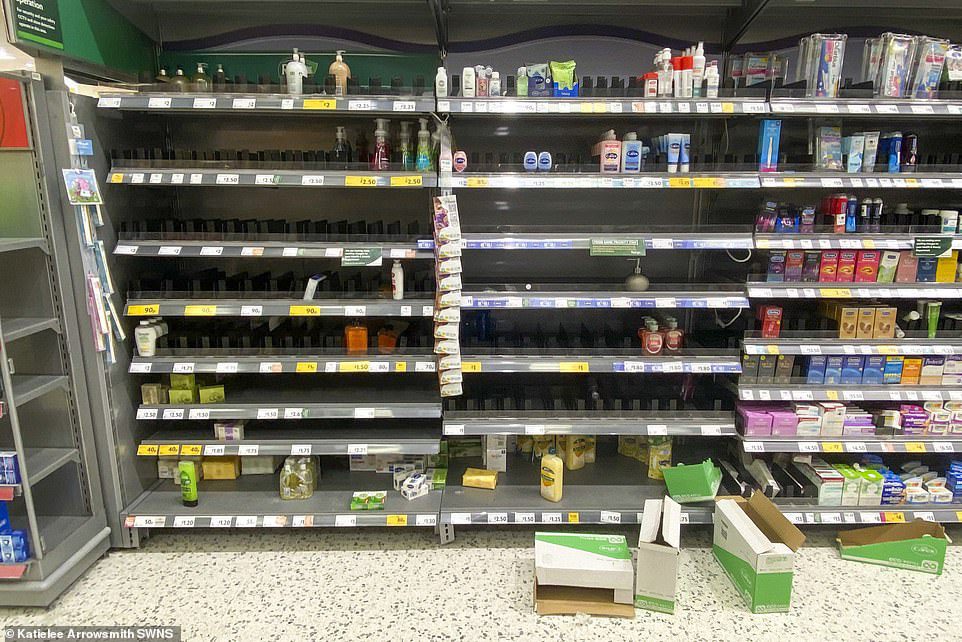 Cảnh siêu thị Anh hết sạch hàng hóa vì 'pingdemic' - ảnh 6