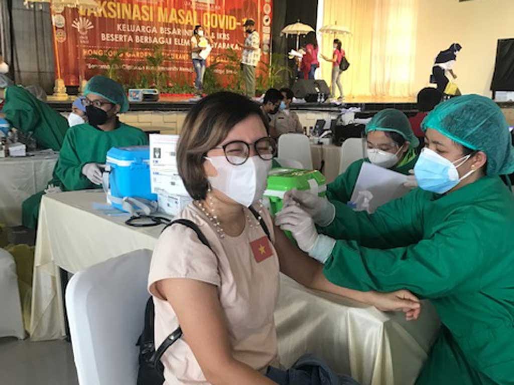Người Việt ở đảo Bali, Indonesia tiêm vắc xin Covid-19 /// NVCC