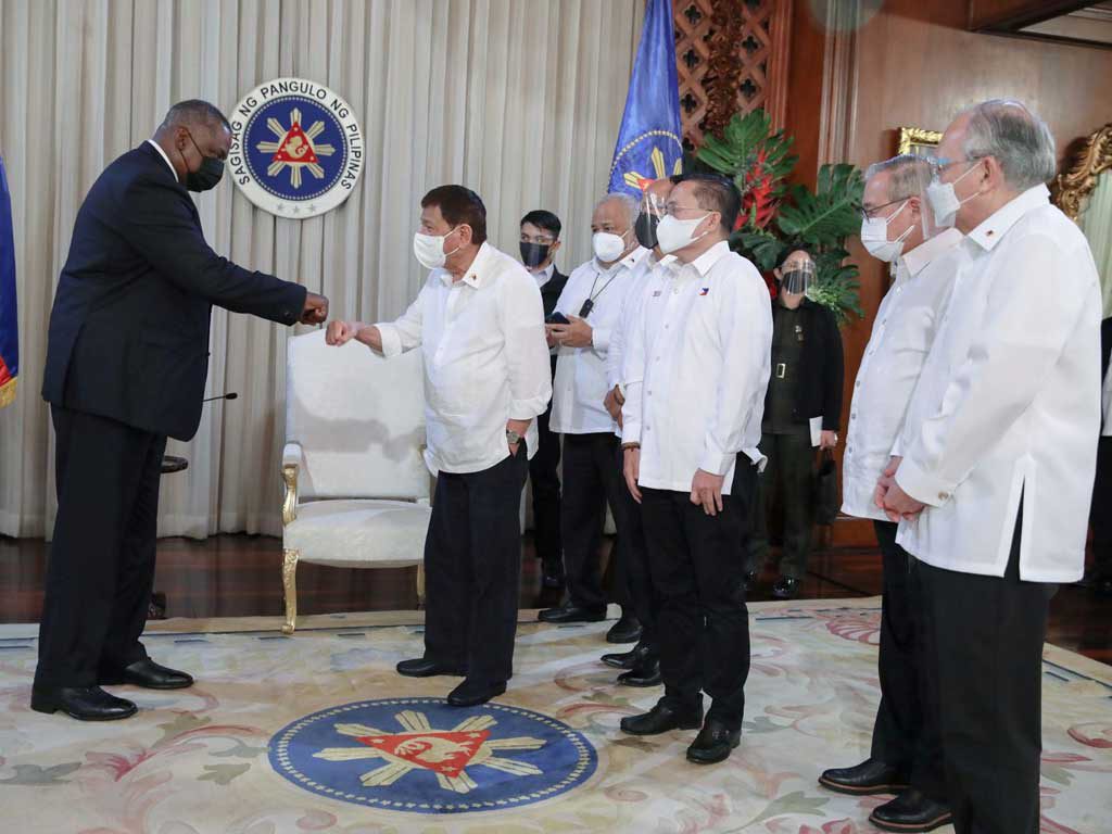 Tổng thống Rodrigo Duterte tiếp Bộ trưởng Quốc phòng Mỹ Lloyd Austin /// REUTERS