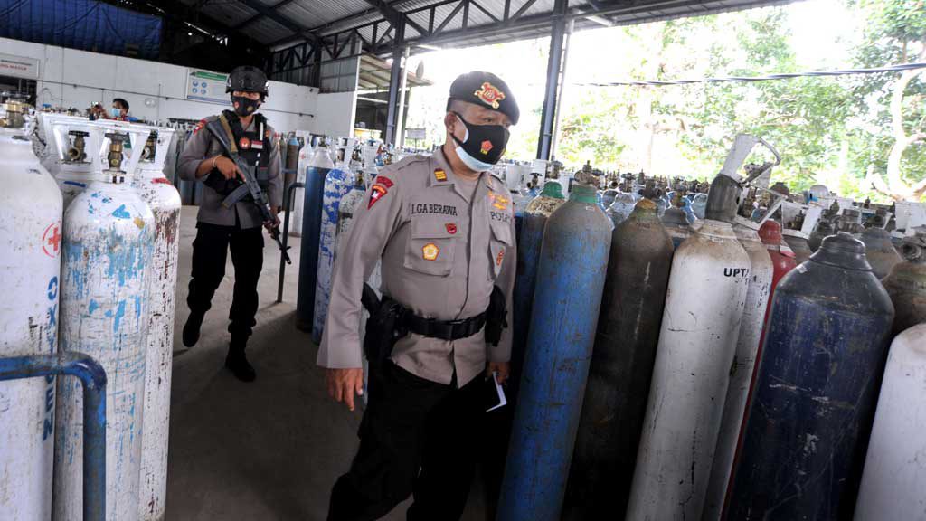 Cảnh sát canh gác điểm phân phối ô xy y tế tại Bali, Indonesia /// REUTERS