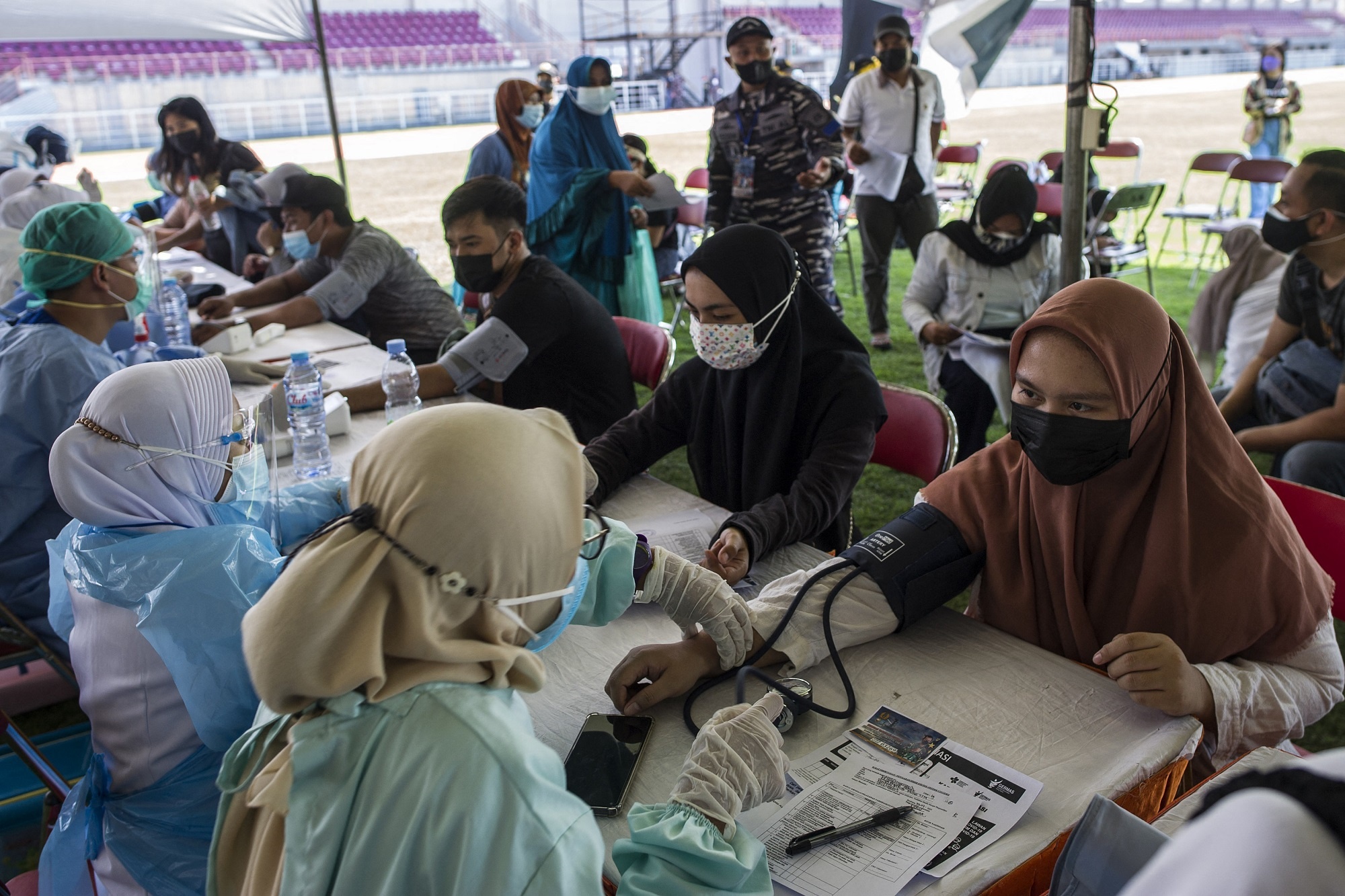 Một cảnh tiêm vắc xin Covid-19 ở Indonesia ngày 29.7. /// Reuters