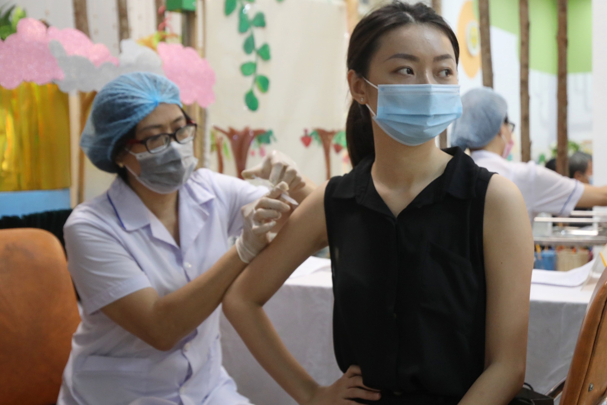 Tại một điểm tiêm phòng vắc xin Covid-19 ở Hà Nội, tháng 7.2021 /// Ảnh: Đậu Tiến Đạt
