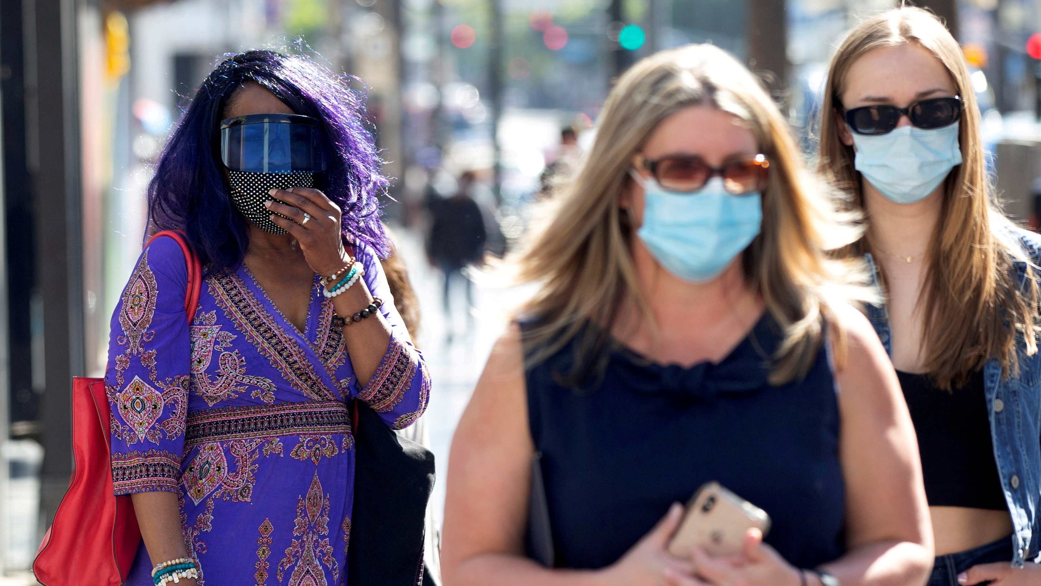 Người dân đeo khẩu trang tại thành phố Los Angeles /// Reuters