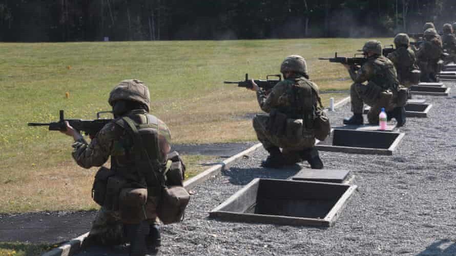 Lính nữ mới của quân đội Anh tập bắn /// Shutterstock