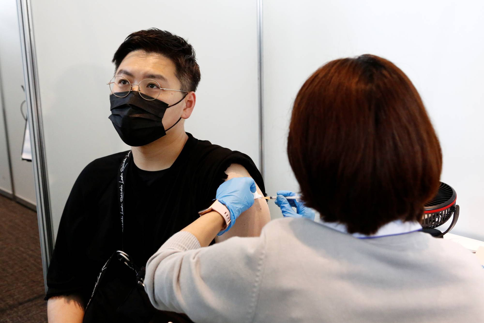 Một thanh niên ở Nhật được tiêm vắc xin Covid-19 của Moderna /// Reuters