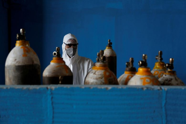 Một nhân viên y tế bên các bình ô xy /// REUTERS