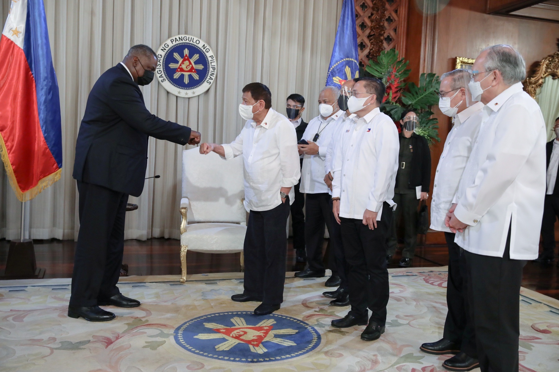 Tổng thống Philippines Rodrigo Duterte (phải) tiếp Bộ trưởng Quốc phòng Mỹ Lloyd Austin tại Manila vào tối 29.7 /// Reuters