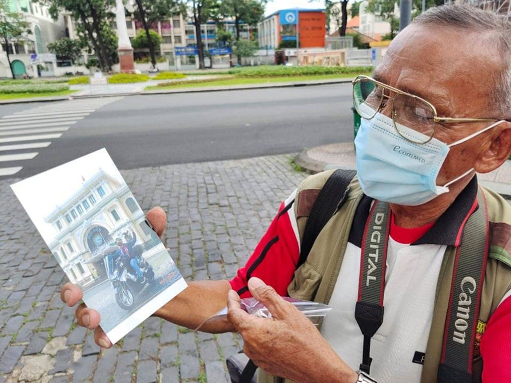 'Mắc kẹt' giữa Sài Gòn thời Covid-19: Thợ ảnh ngay Bưu điện TP cay đắng rao bán xe Dream - ảnh 3
