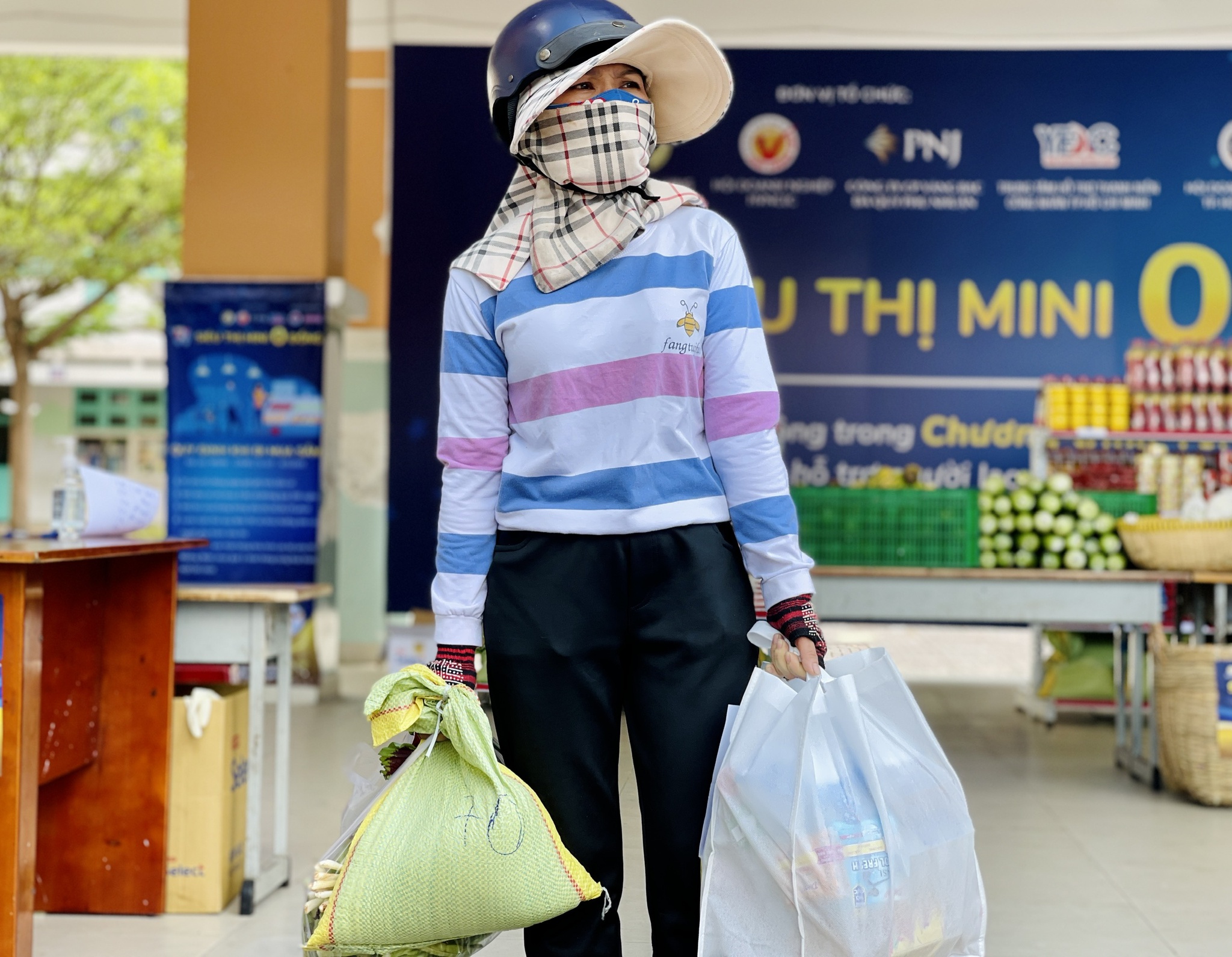 Giữa dịch Covid-19: Người Sài Gòn bật khóc ở siêu thị 0 đồng khi được mua đến 400.000 đồng - ảnh 8