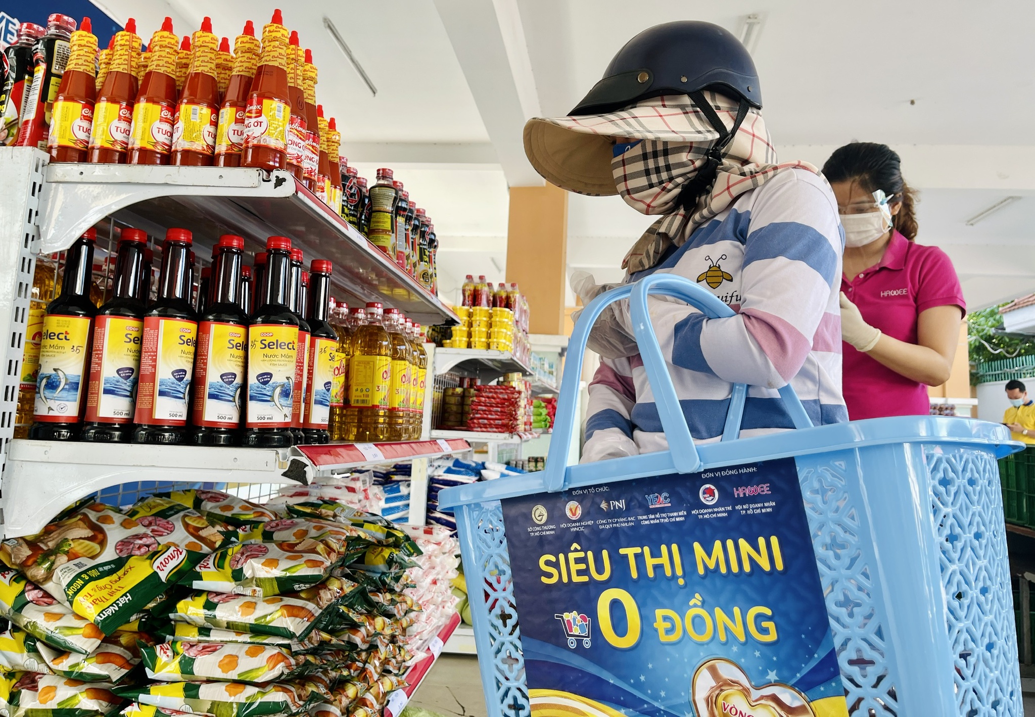 Giữa dịch Covid-19: Người Sài Gòn bật khóc ở siêu thị 0 đồng khi được mua đến 400.000 đồng - ảnh 5