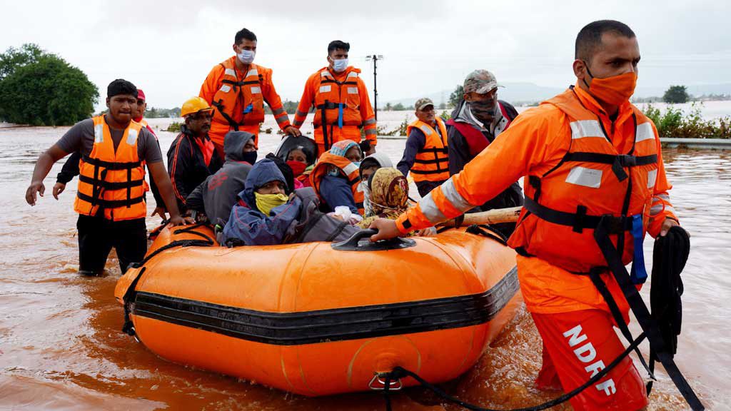 Sơ tán người dân trong vùng lũ lụt tại bang Maharashtra, Ấn Độ /// REUTERS